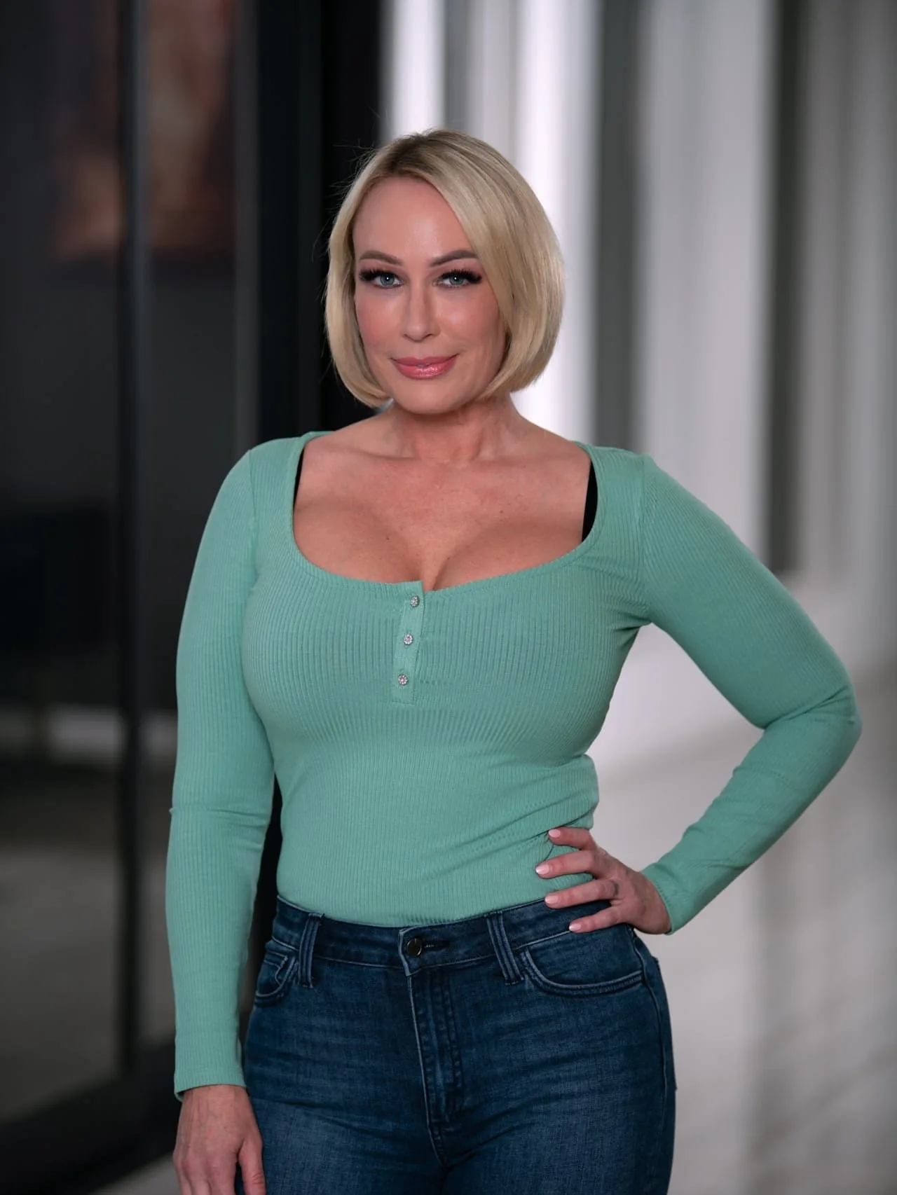 Blonde MILFs in the live arena